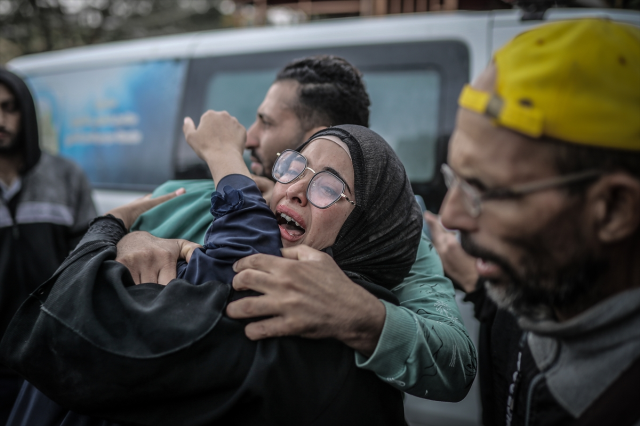 Abluka altındaki Şifa Hastanesi'nde yeni tehlike! Onlarca cansız bedeni bahçeye gömmek zorunda kaldılar