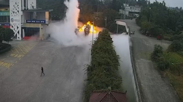 Çin'de yakıt tankeri bomba gibi patladı! 2 işçinin yanarak öldüğü anlar kamerada