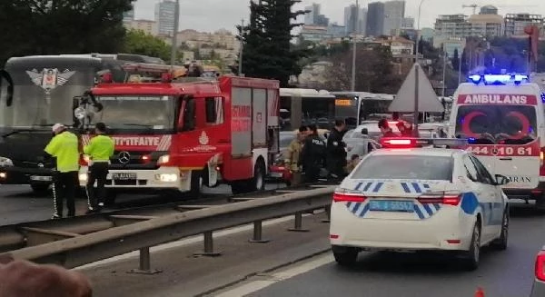 15 Temmuz Şehitler Köprüsü'nde zincirleme kaza! 4 araç birbirine girdi, trafik felç