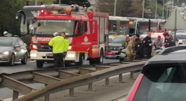 15 Temmuz Şehitler Köprüsü'nde zincirleme kaza! 4 araç birbirine girdi, trafik felç