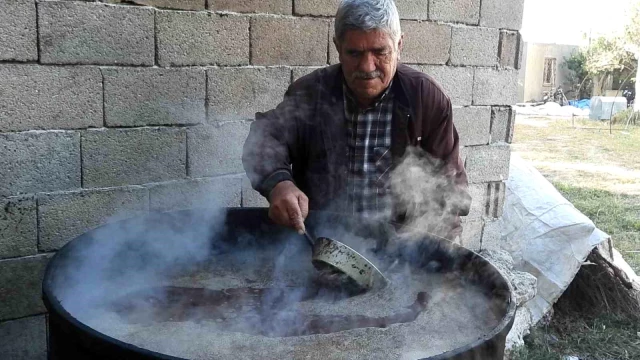 Binbir zahmetle üretilen defne yağının litresi 200 liradan satılıyor