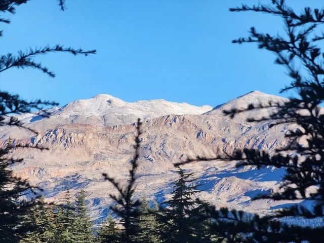 Antalya'nın Kaş ilçesinde mevsimin ilk karı düştü