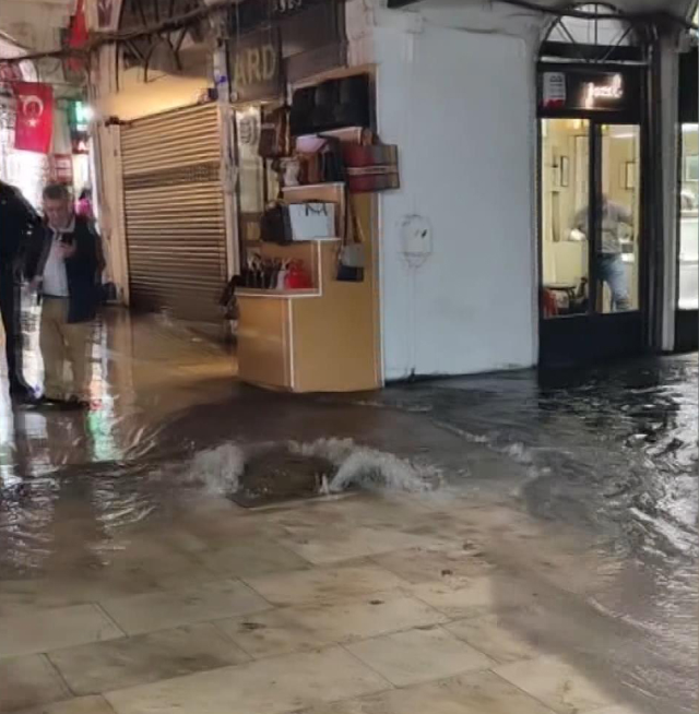 İstanbul'u sağanak yağış vurdu, ev ve iş yerlerini su bastı