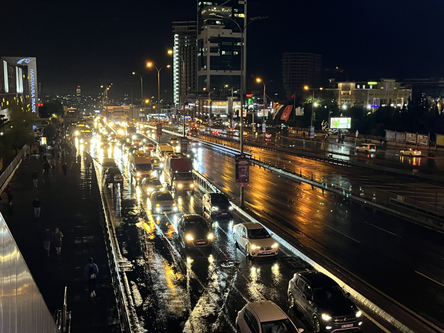 İstanbul'u sağanak yağış vurdu, ev ve iş yerlerini su bastı