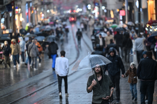 İstanbul'u sağanak yağış vurdu, ev ve iş yerlerini su bastı