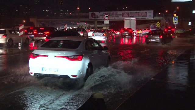 İstanbul'u sağanak yağış vurdu, ev ve iş yerlerini su bastı