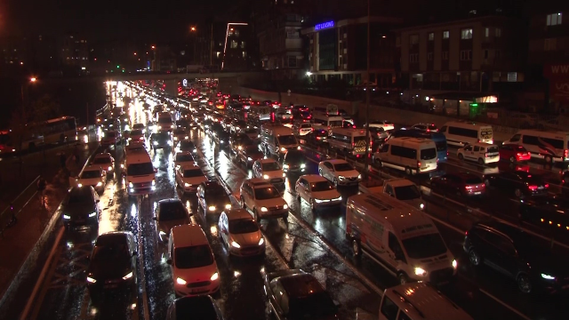 İstanbul'u sağanak yağış vurdu, ev ve iş yerlerini su bastı