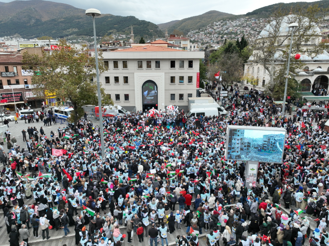 Bursa'da 5 bin çocuk, Filistin İçin 1,5 km'lik sevgi zinciri oluşturdu