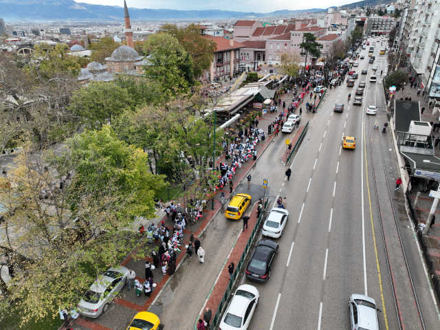 Bursa'da 5 bin çocuk, Filistin İçin 1,5 km'lik sevgi zinciri oluşturdu