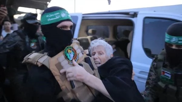 Hamas, 24 rehineyi serbest bıraktığı anın görüntülerini paylaştı