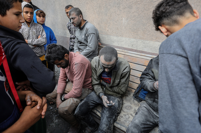 İsrail ordusu, işgale başladığı Gazze Şeridi'ndeki Han Yunus kentinde bir binayı vurdu