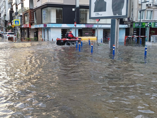 İzmir'de şiddetli yağış ve fırtına, tsunami etkisi yarattı! 2 ilçede deniz taştı, yollar göle döndü