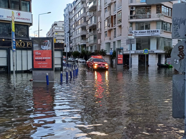 İzmir'de şiddetli yağış ve fırtına, tsunami etkisi yarattı! 2 ilçede deniz taştı, yollar göle döndü