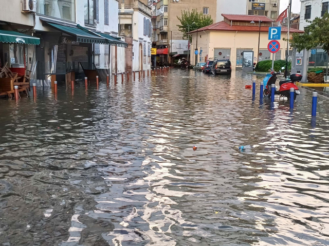 İzmir'de şiddetli yağış ve fırtına, tsunami etkisi yarattı! 2 ilçede deniz taştı, yollar göle döndü