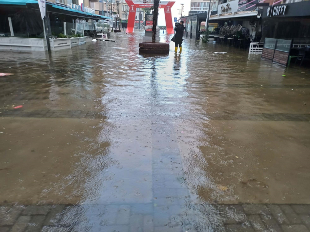 İzmir'de şiddetli yağış ve fırtına, tsunami etkisi yarattı! 2 ilçede deniz taştı, yollar göle döndü