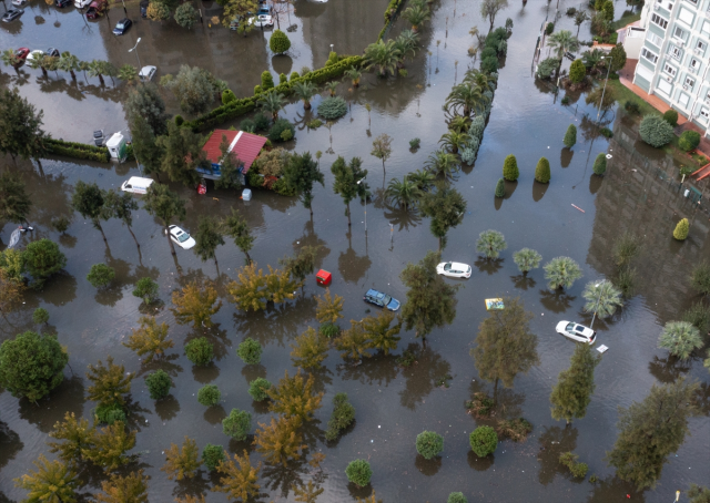 İzmir'de şiddetli yağış ve fırtına, tsunami etkisi yarattı! 2 ilçede deniz taştı, yollar göle döndü