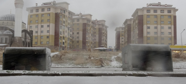 Kar yağışına teslim olan Erzurum'un 3 ilçesinde okullar bugün de tatil