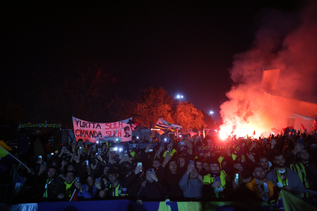 Suudi Arabistan'daki Süper Kupa finalinin iptal olmasının ardından yola çıkan Galatasaray ve Fenerbahçe yurda döndü