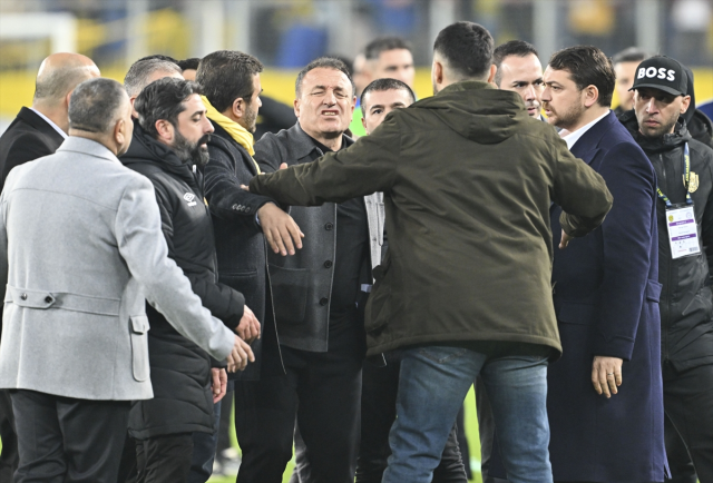 Hakem Halil Umut Meler'e yumruklu ve tekmeli saldırıda bulunan Faruk Koca ve 2 kişi hakkında gözaltı kararı