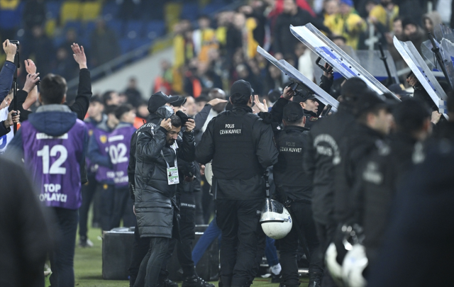 Hakem Halil Umut Meler'e yumruklu ve tekmeli saldırıda bulunan Faruk Koca ve 2 kişi hakkında gözaltı kararı