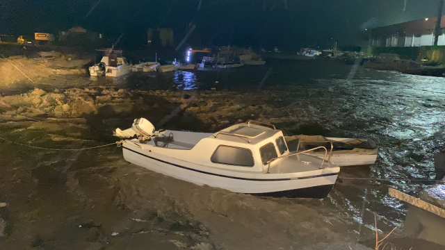 Çanakkale'de akşam saatlerinde bastıran yağmur sonrası bazı mahalleleri su bastı