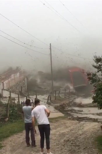 Şiddetli yağış ve sellerle mücadele eden Arjantin'de çamur dalgası dev köprüyü yerle bir etti