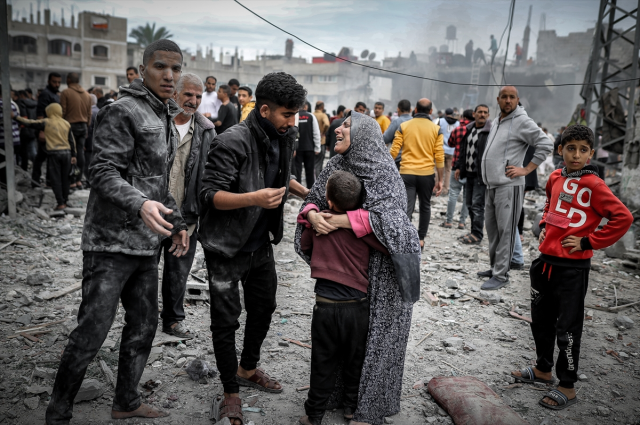 İsrail ordusu Gazze'de 700 Filistinliyi yarı çıplak halde istifleyip kamyonlarla götürdü