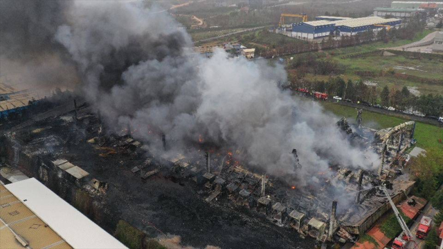 Kocaeli'de lojistik deposunda çıkan yangın 8 saat sonra kontrol altına alındı! Malzemelerin tümü küle döndü