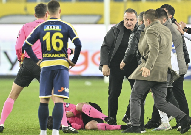 Hakem Halil Umut Meler'e tekme tokat saldıran Ankaragücü Başkanı Koca ve 2 kişi adliyeye sevk edildi