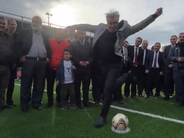 Gençlik ve Spor Bakanı Bak'tan usta işi penaltı! Rabona tekniğiyle topu 90'a yolladı