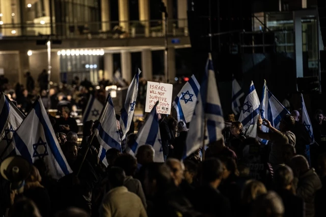 Netanyahu'nun istifasını isteyen binlerce İsrailli, Tel Aviv sokaklarına indi