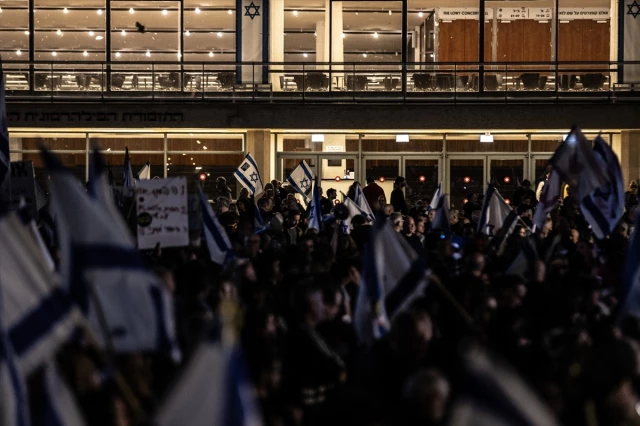 Netanyahu'nun istifasını isteyen binlerce İsrailli, Tel Aviv sokaklarına indi