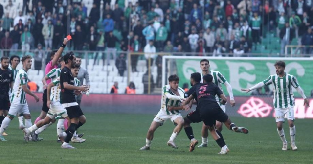 Bursaspor-Diyarbekirspor maçını karıştıran hareket! Tekmeler ve kartlar havada uçuştu