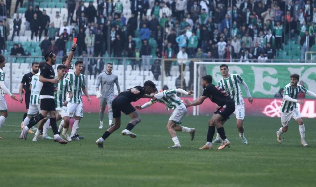 Bursaspor-Diyarbekirspor maçını karıştıran hareket! Tekmeler ve kartlar havada uçuştu