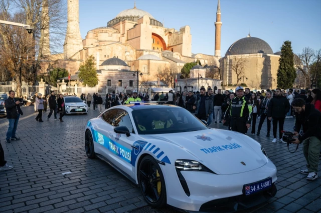 İstanbul Emniyet Müdürlüğüne tahsis edilen lüks araçlara vatandaşlardan yoğun ilgi