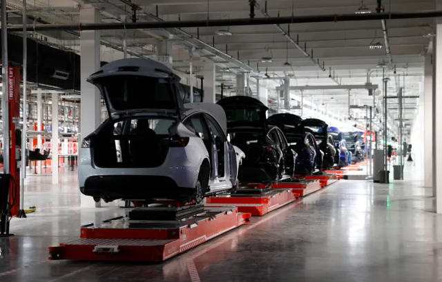 Tesla fabrikasında arızalı robot mühendise saldırdı