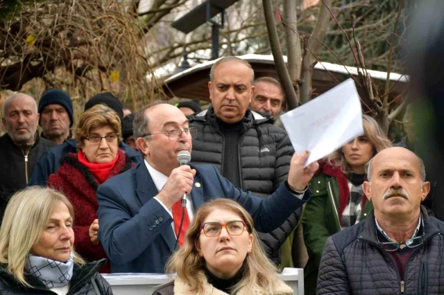 Hedefinde parti yönetimi vardı! CHP'li başkan, vatandaşları belediye önüne toplayıp isyan bayrağını çekti