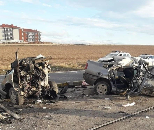 Tramvay direğine çarpan otomobil ikiye ayrıldı: 1 ölü, 3 yaralı