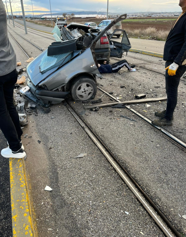 Tramvay direğine çarpan otomobil ikiye ayrıldı: 1 ölü, 3 yaralı