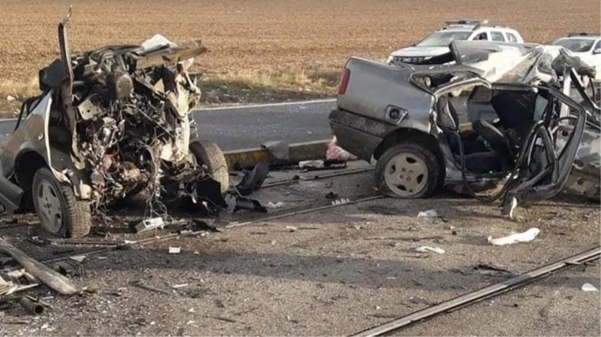 Tramvay direğine çarpan otomobil ikiye ayrıldı: 1 ölü, 3 yaralı