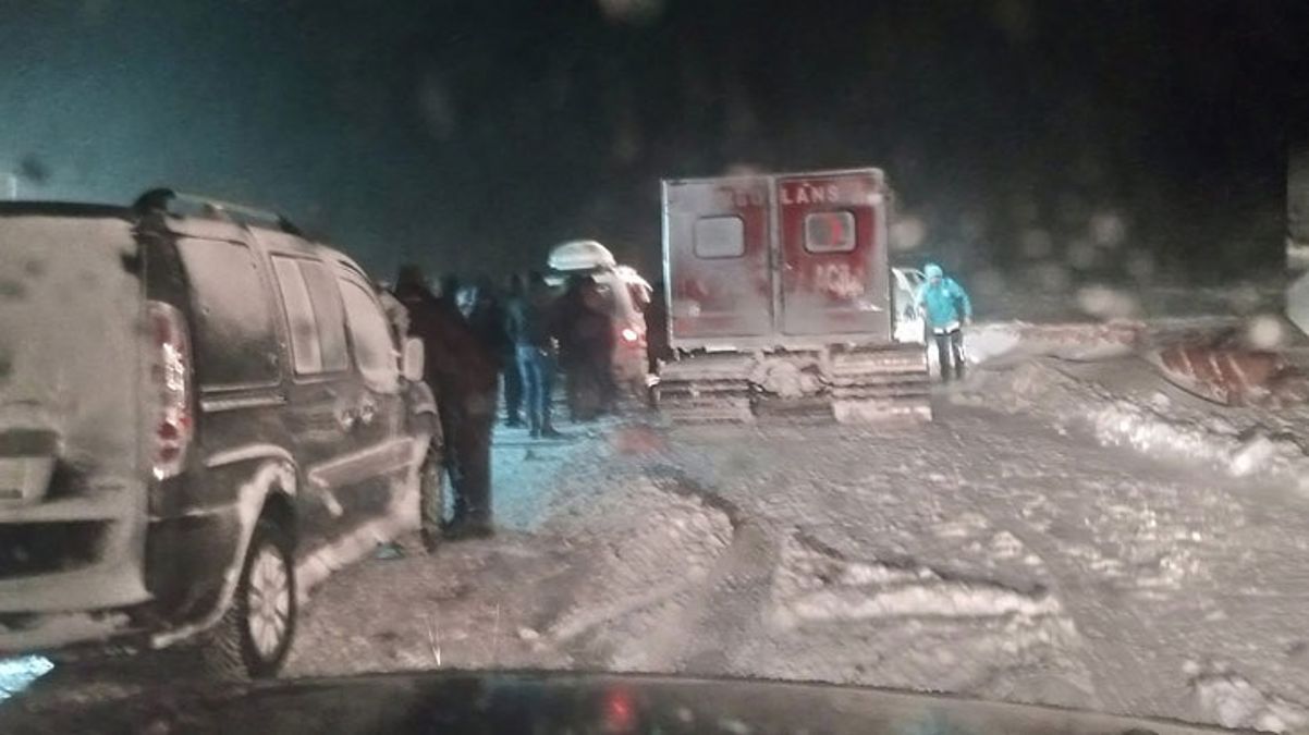 Ağrı'da yol açmaya giden iş makinesi uçuruma yuvarlandı: 2 kişi öldü, 2 kişi kayıp