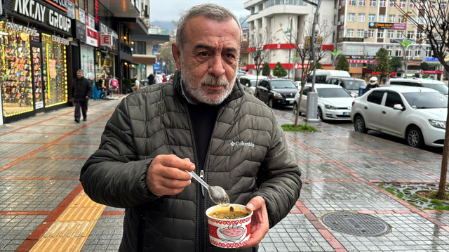 Rizelilerin Karadeniz damarı tuttu! Dünyanın en kötü yemekleri arasında gösterilen karalahana çorbasını bedava dağıttılar