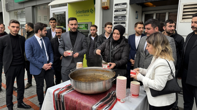 Rizelilerin Karadeniz damarı tuttu! Dünyanın en kötü yemekleri arasında gösterilen karalahana çorbasını bedava dağıttılar