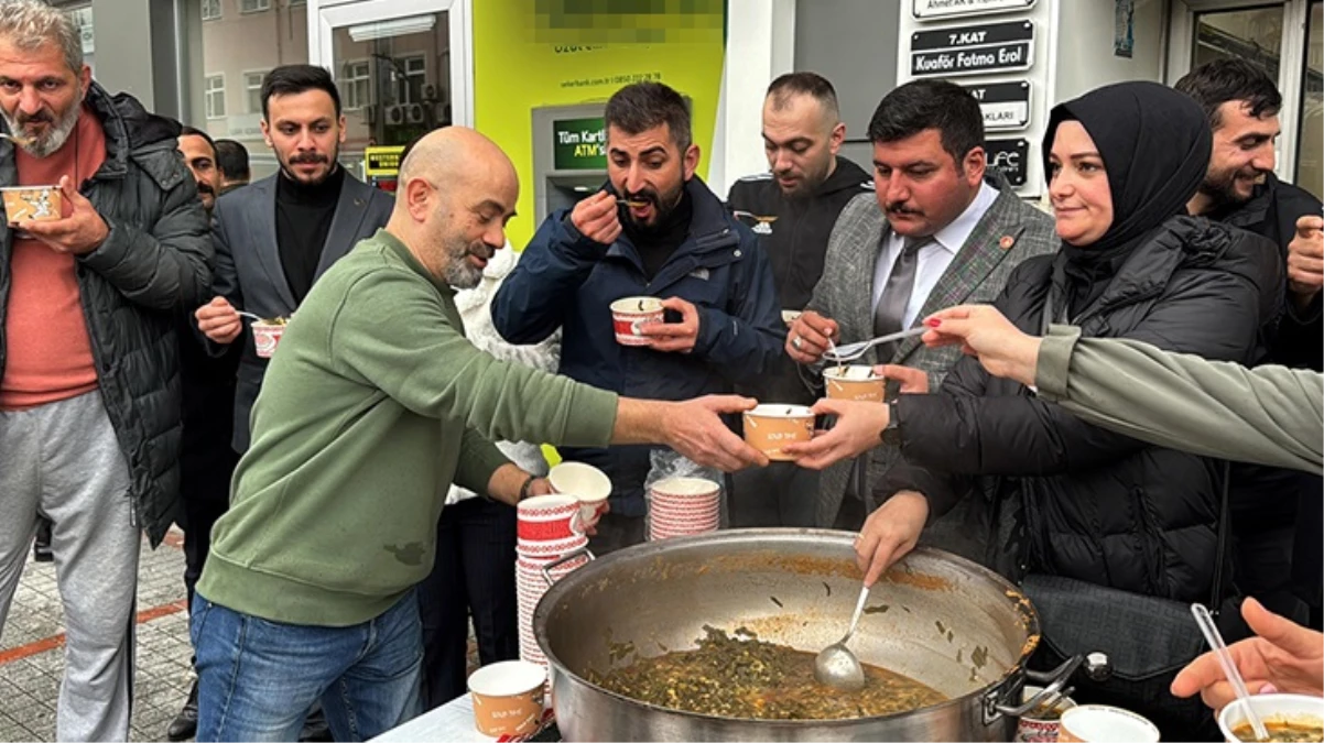 Rizelilerin Karadeniz damarı tuttu! Dünyanın en kötü yemekleri arasında gösterilen karalahana çorbasını bedava dağıttılar