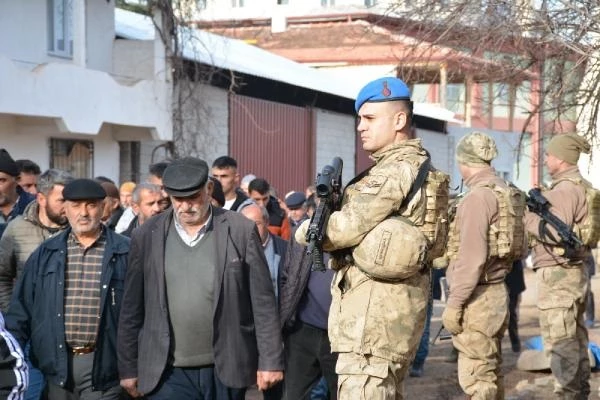 İki ailenin kavgasında ölen genç, güvenlik önlemleri altında toprağa verildi