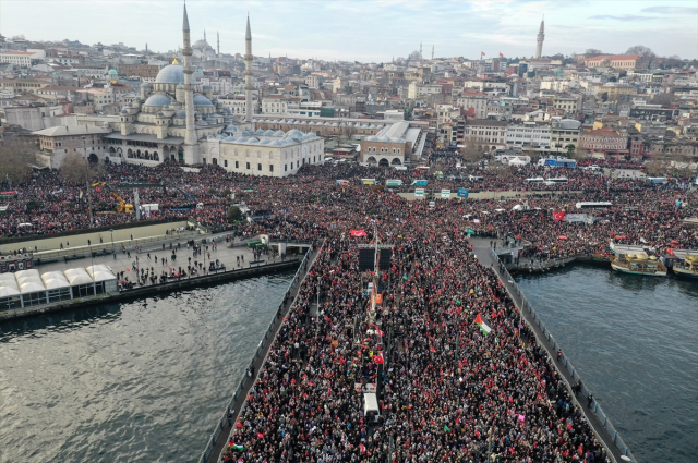 Galata Köprüsü'ndeki tarihi yürüyüş dünya basınının gündeminde