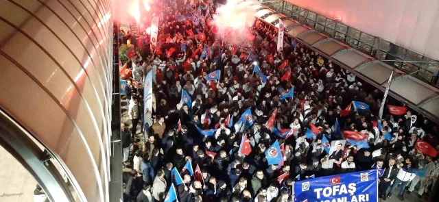 Grevdeki TOFAŞ işçileri istediği zammı aldı: Sözleşmeyi davul zurnayla kutladılar