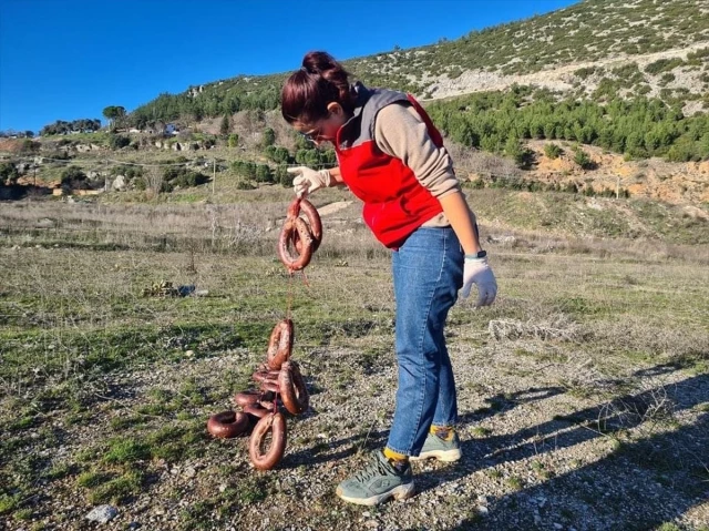 Muğla'da yol kenarına atılan bozulmuş sucuklar imha edildi