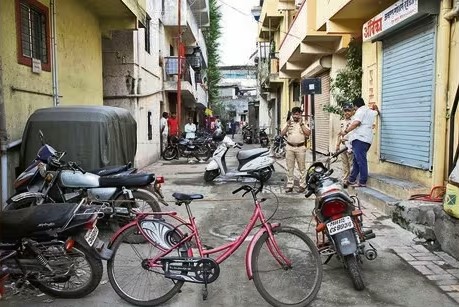 Hindistan'nın en tanınmış çete lideri kendi adamları tarafından sokak ortasında öldürüldü