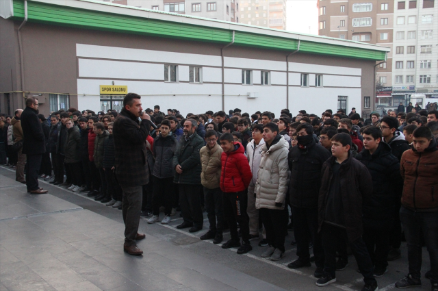 81 ilden görüntü yağdı! Türkiye'de tüm okullarda şehitlerimiz için 1 dakikalık saygı duruşu